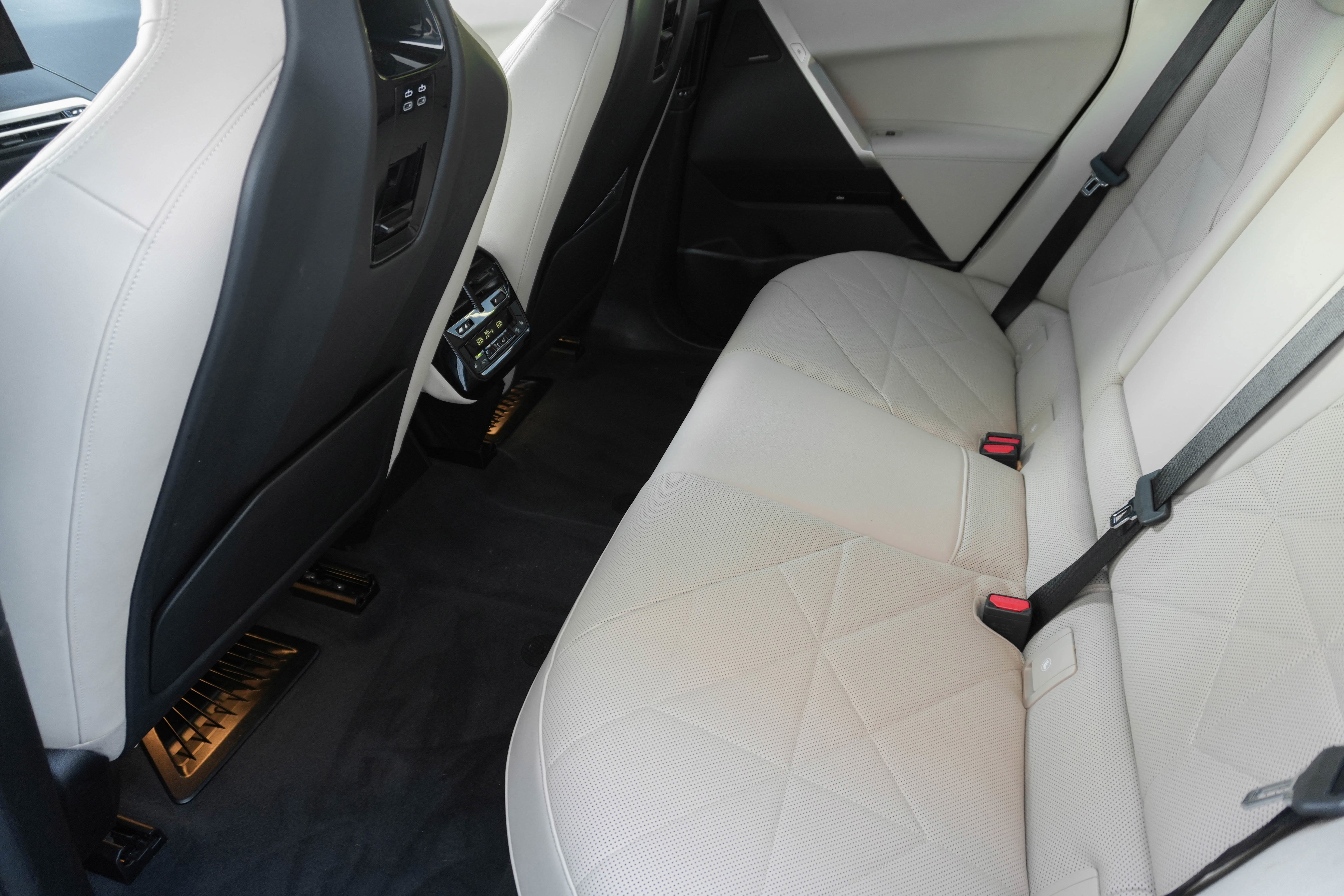 Certified 2023 BMW iX xDrive50 w/ Ultimate Package image 36