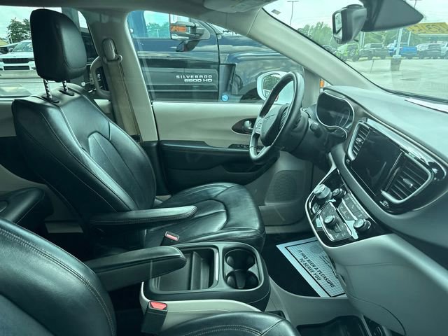 Used 2017 Chrysler Pacifica Touring-L FWD image 5