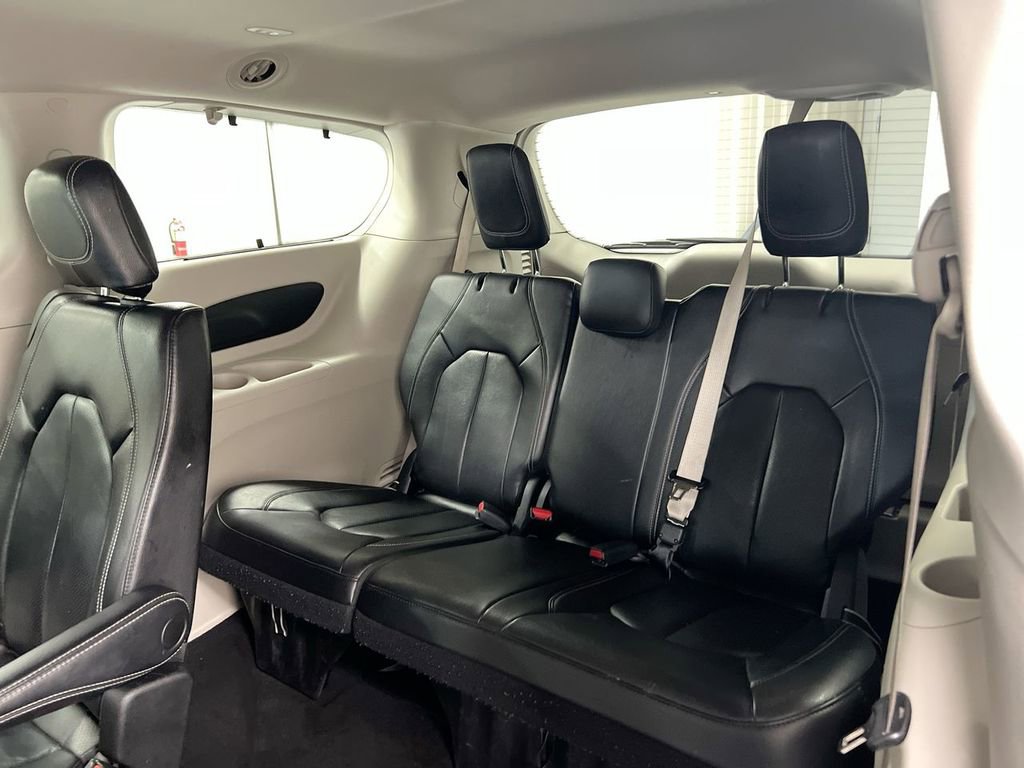 Used 2022 Chrysler Pacifica Touring-L image 23
