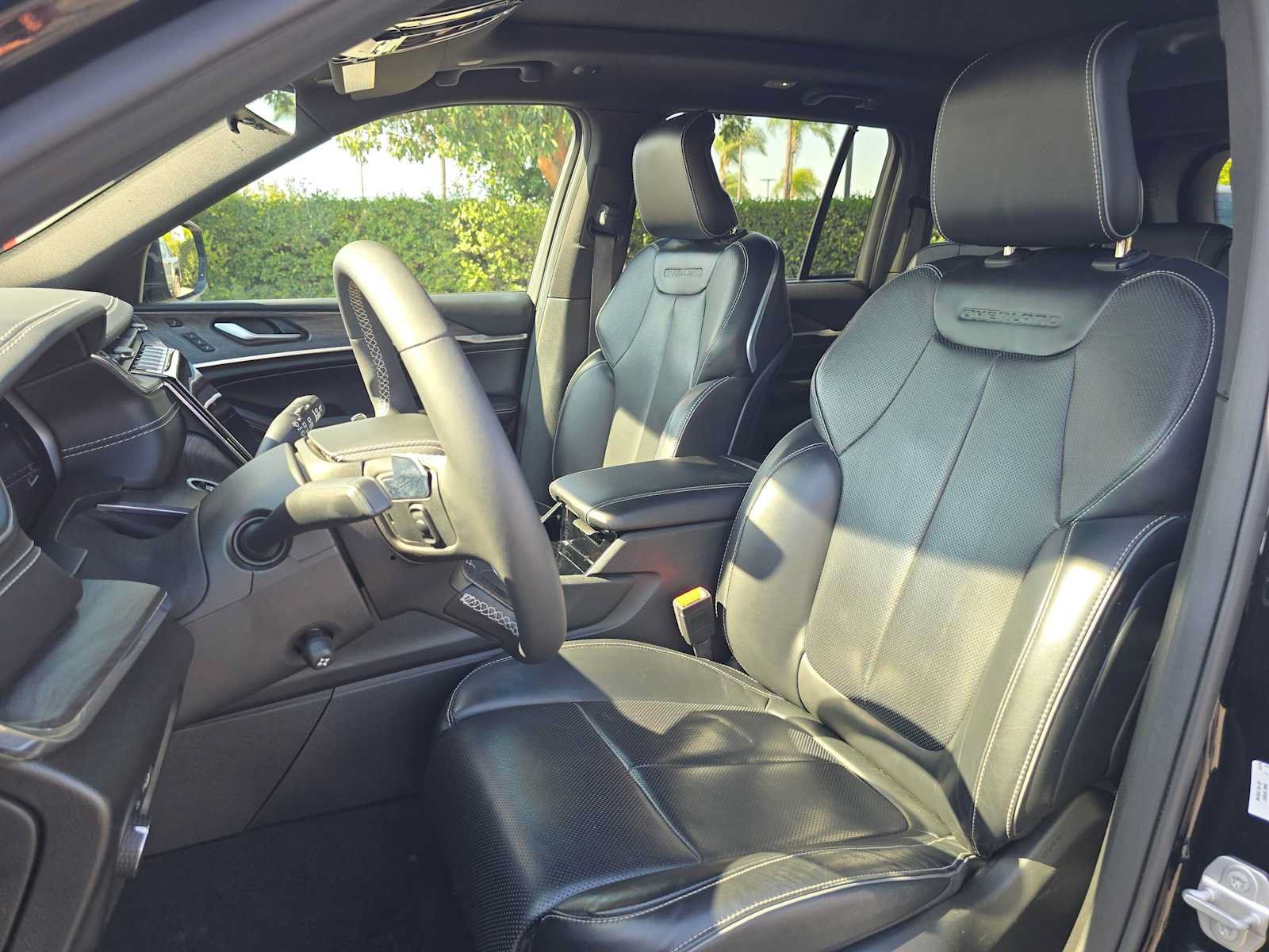 Used 2022 Jeep Grand Cherokee Overland w/ Luxury Tech Group IV AWD/4WD image 23