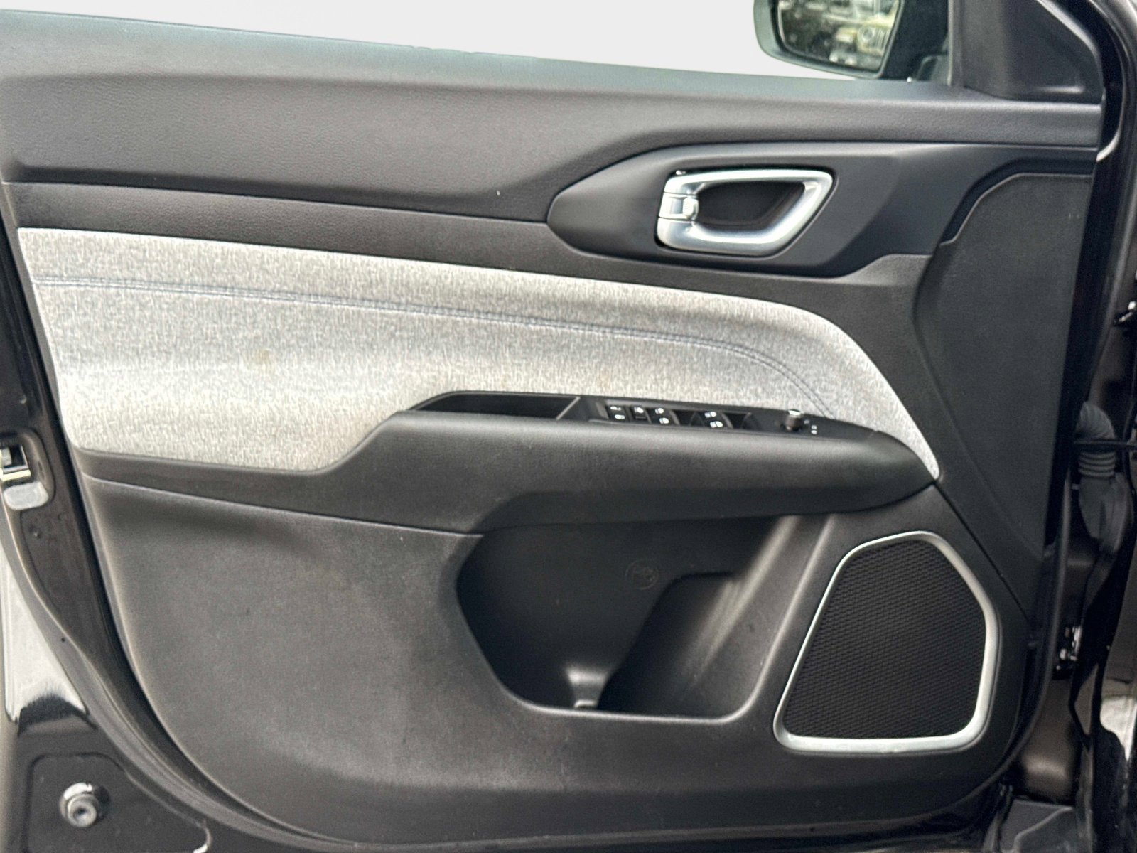 Used 2023 Jeep Compass Latitude image 19