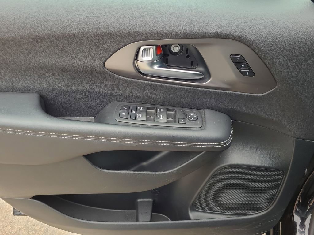 Used 2025 Chrysler Pacifica Select FWD image 23