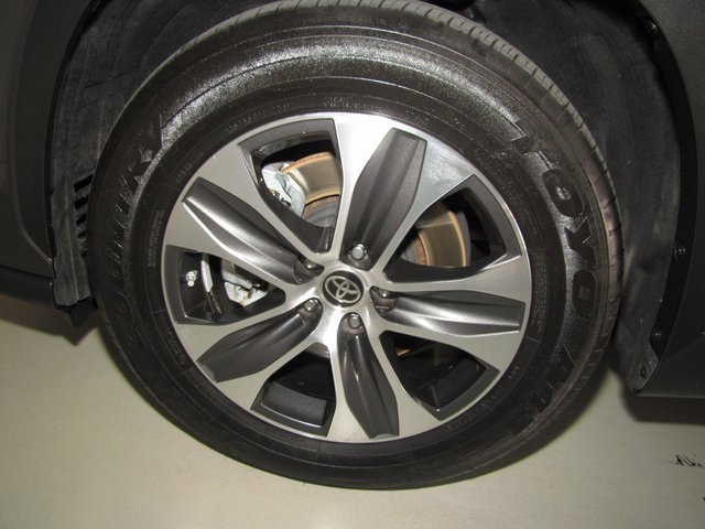 Used 2021 Toyota Highlander XLE image 28