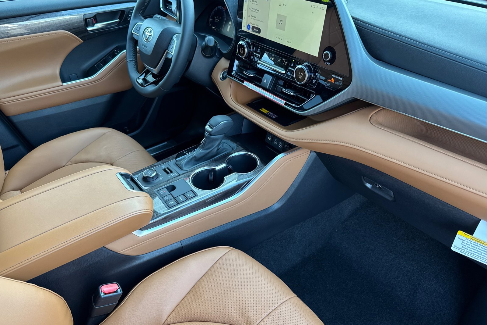 New 2025 Toyota Highlander Platinum image 17