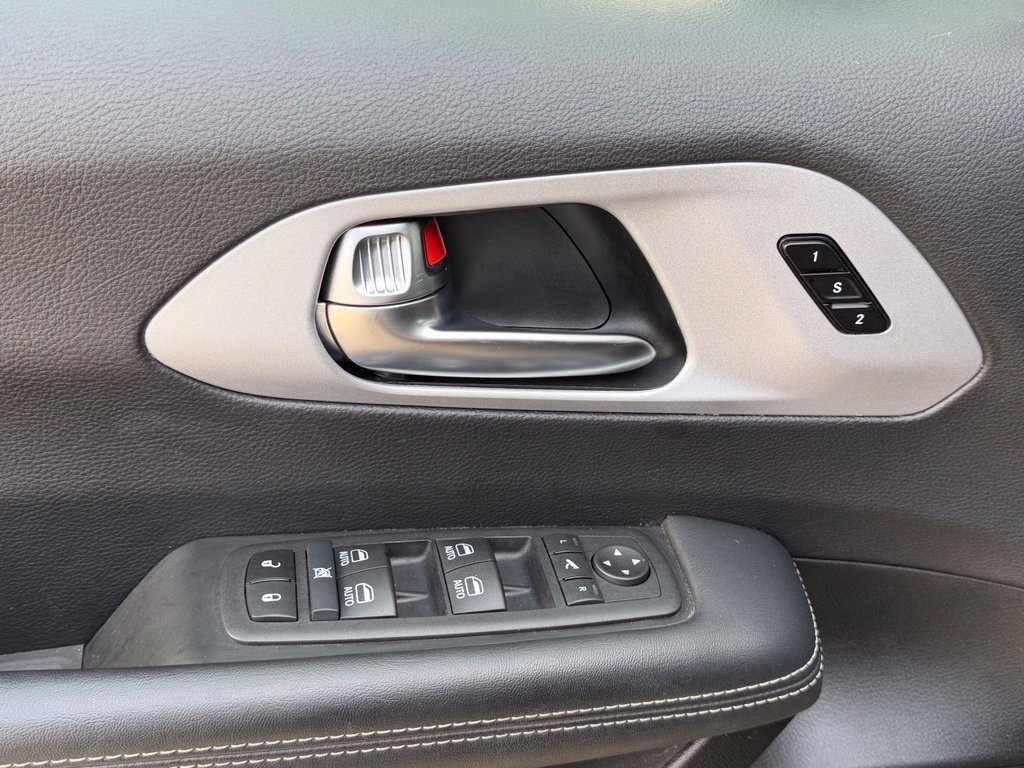 Used 2025 Chrysler Pacifica Limited FWD image 19