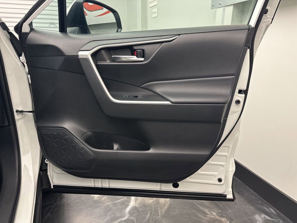 Used 2022 Toyota RAV4 XLE image 10
