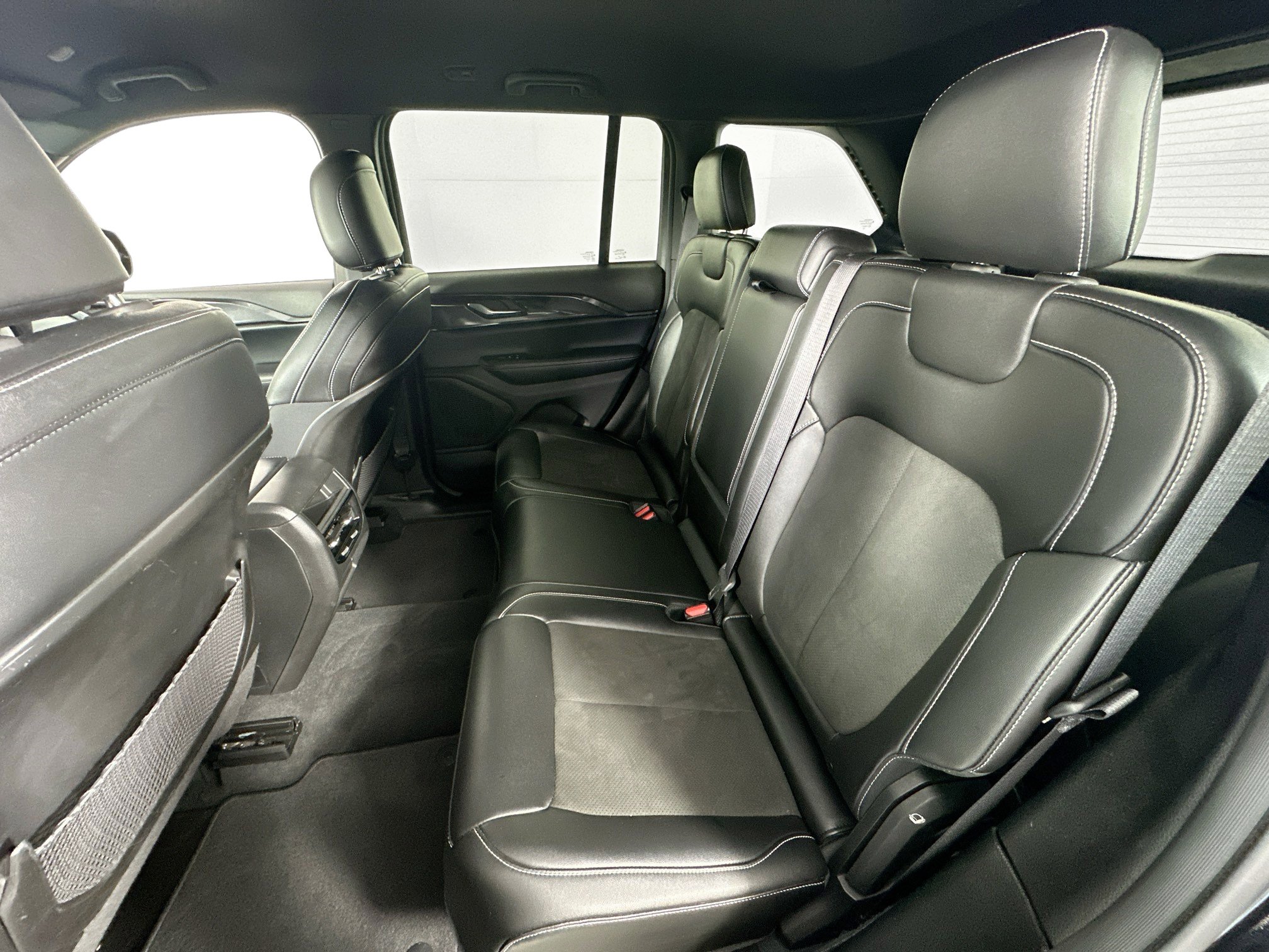 Used 2023 Jeep Grand Cherokee Altitude image 23