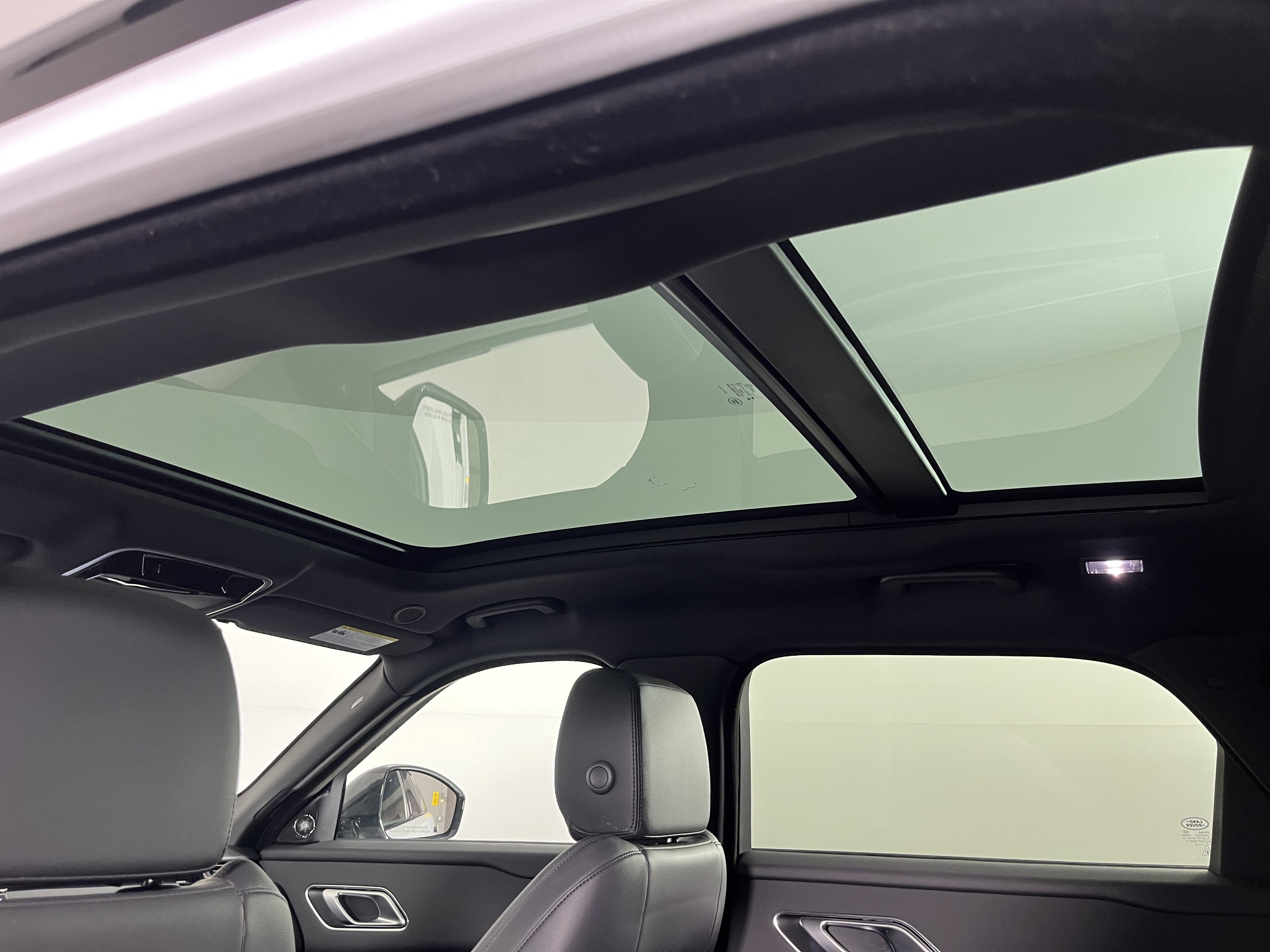 Used 2024 Land Rover Range Rover Velar Dynamic SE image 17