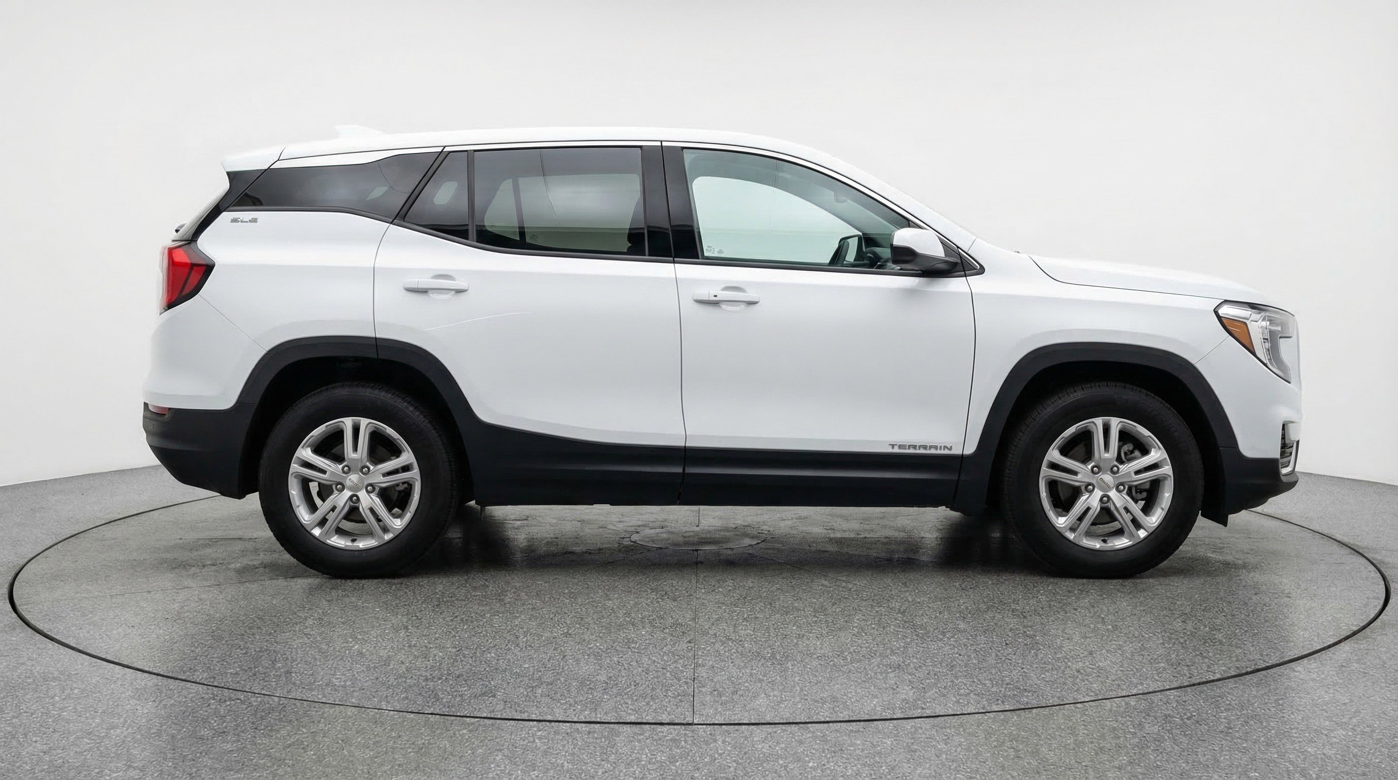 Used 2024 GMC Terrain SLE image 11