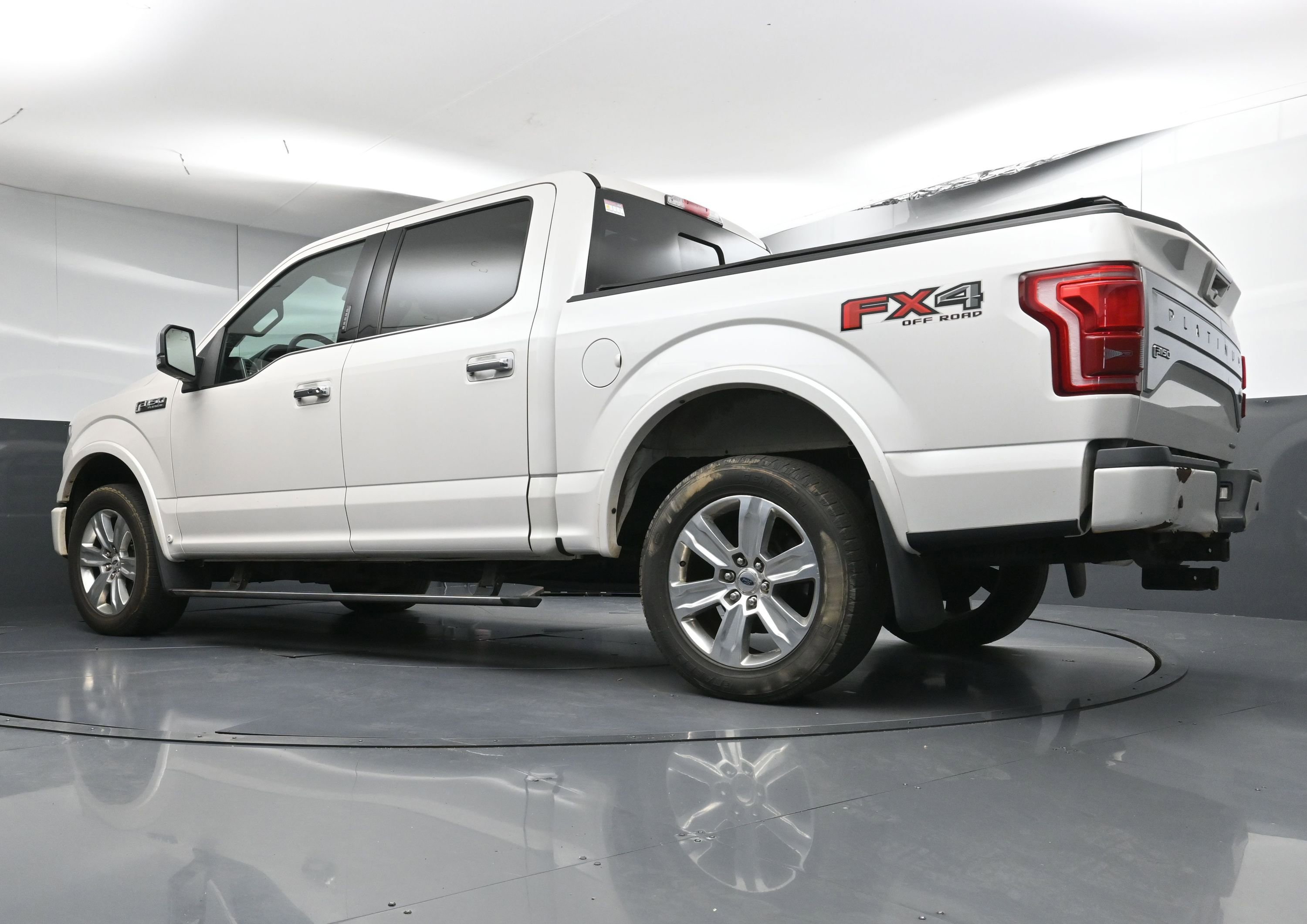 Used 2015 Ford F150 Platinum w/ Equipment Group 701A Luxury image 39