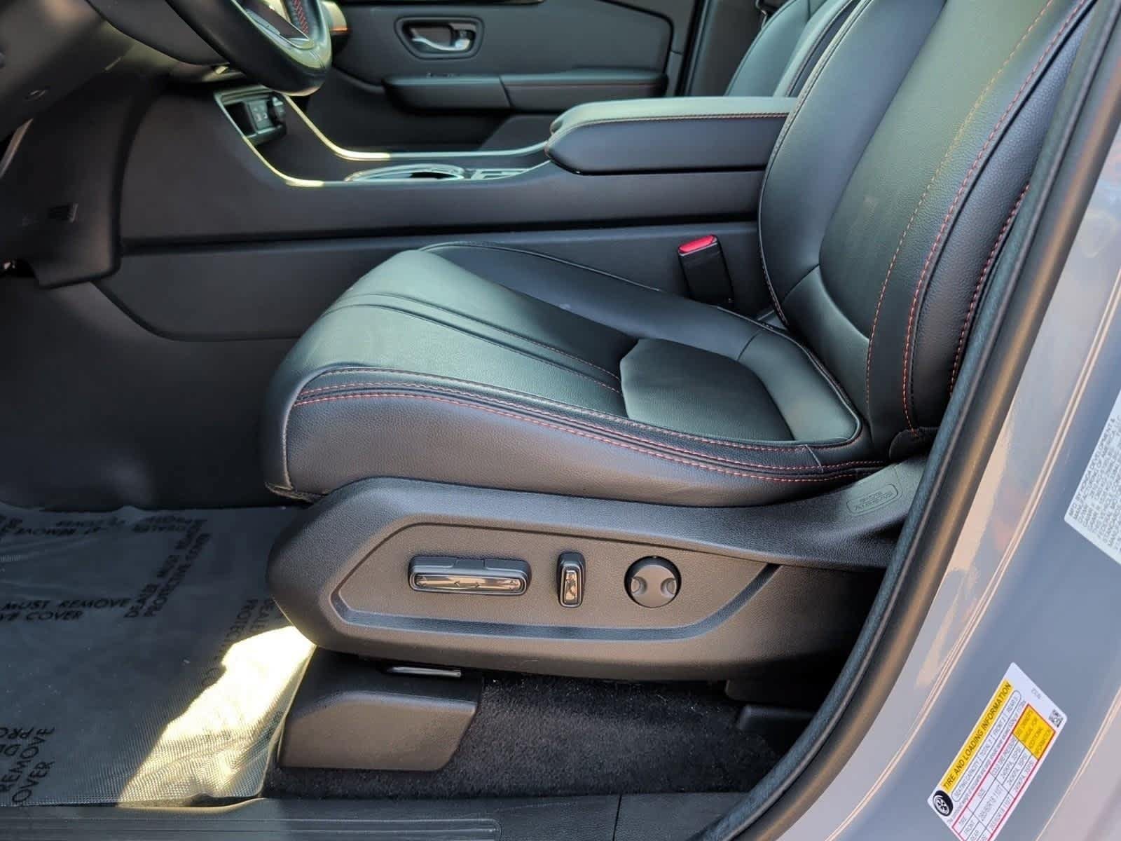 Used 2025 Honda Pilot TrailSport image 14