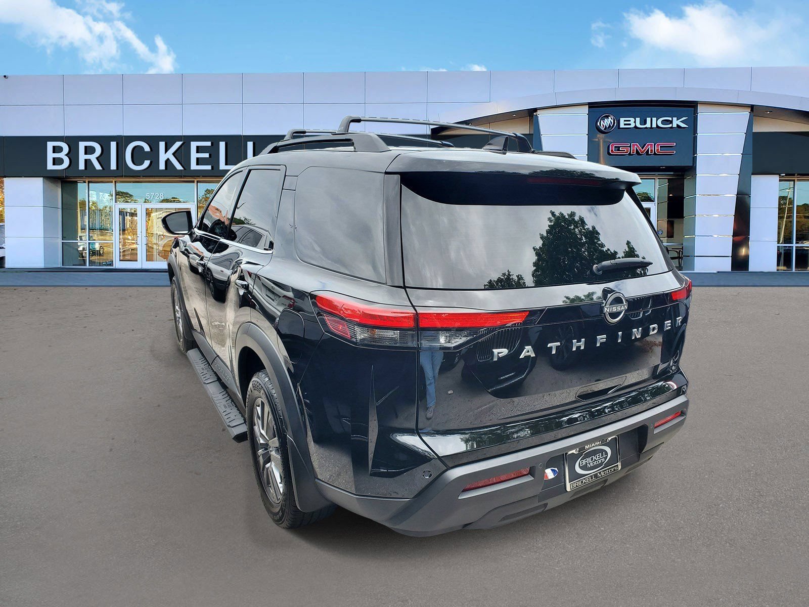 Used 2025 Nissan Pathfinder SV FWD image 4
