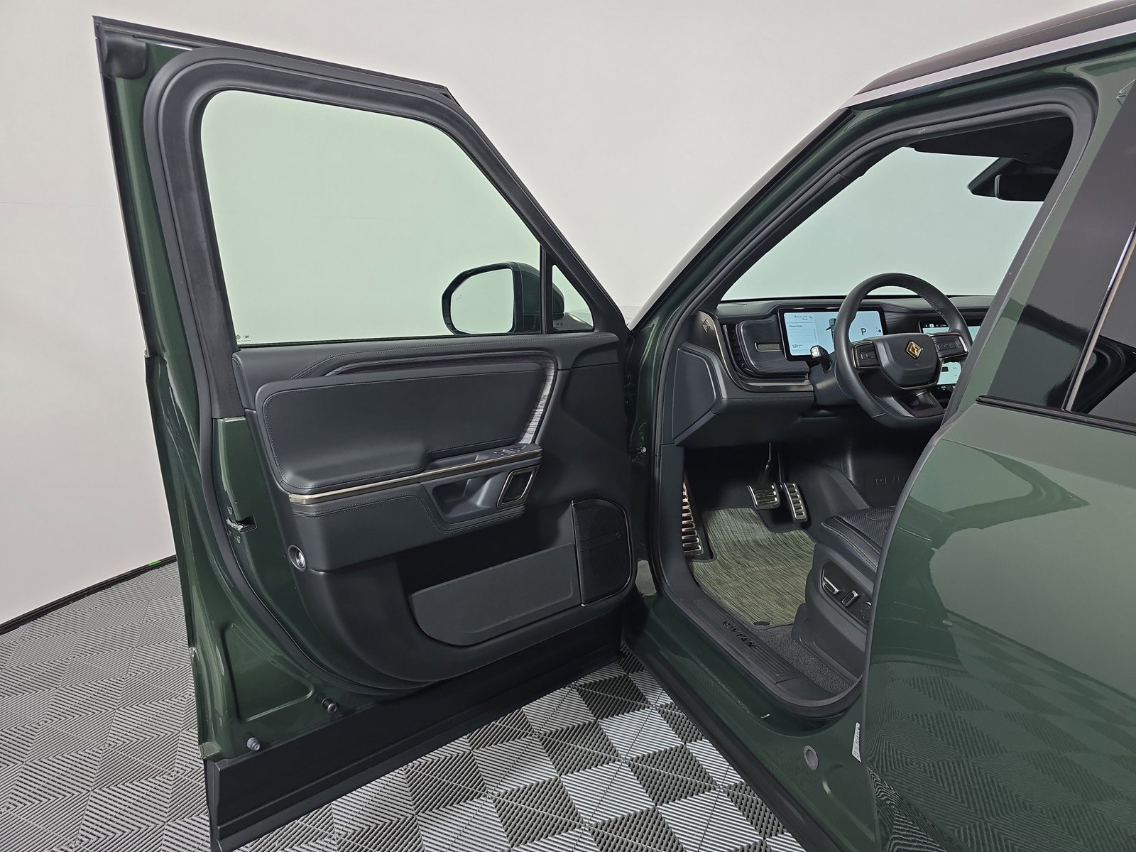 Used 2024 Rivian R1S Adventure AWD/4WD image 16