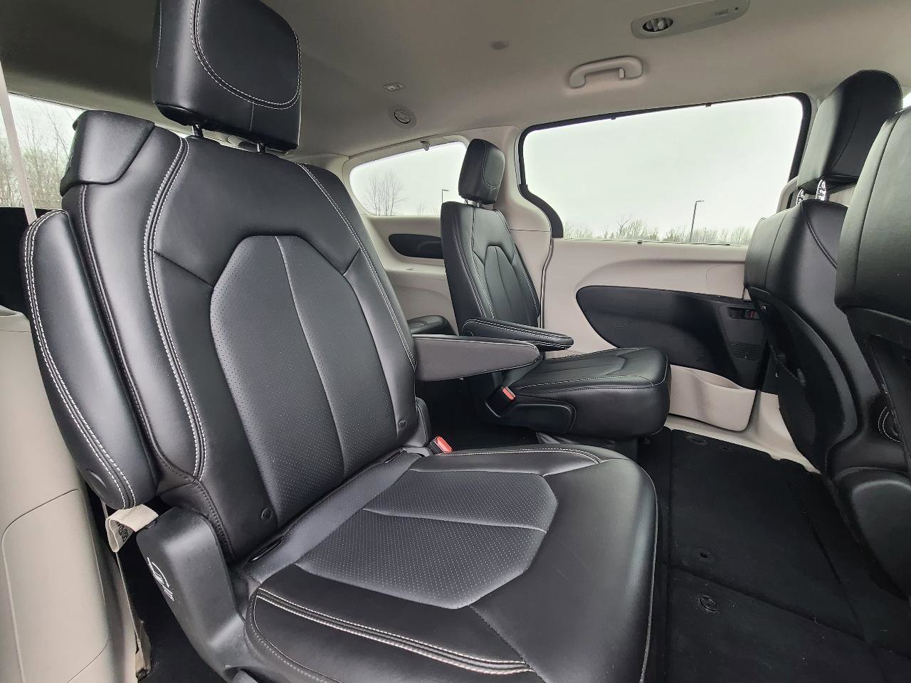 Used 2023 Chrysler Pacifica Touring-L image 14