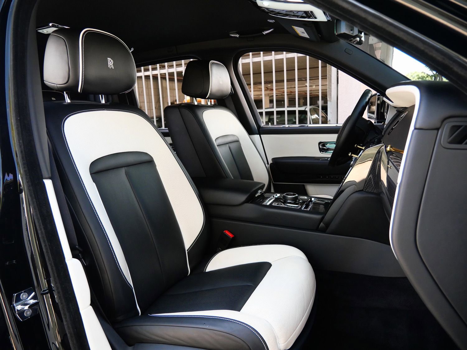 Used 2022 Rolls-Royce Cullinan Black Badge w/ Dark Exterior Package AWD/4WD image 32