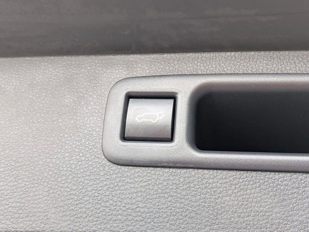 Used 2023 Toyota Highlander XLE AWD/4WD image 10