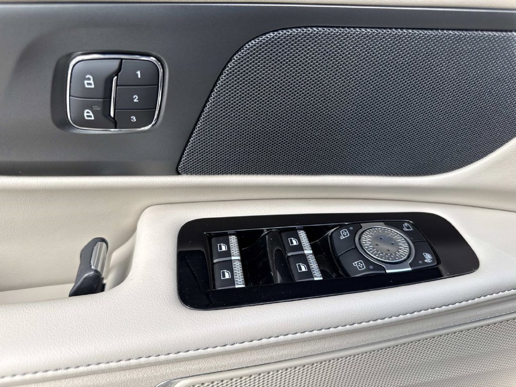 Used 2025 Lincoln Nautilus Premier AWD/4WD image 19