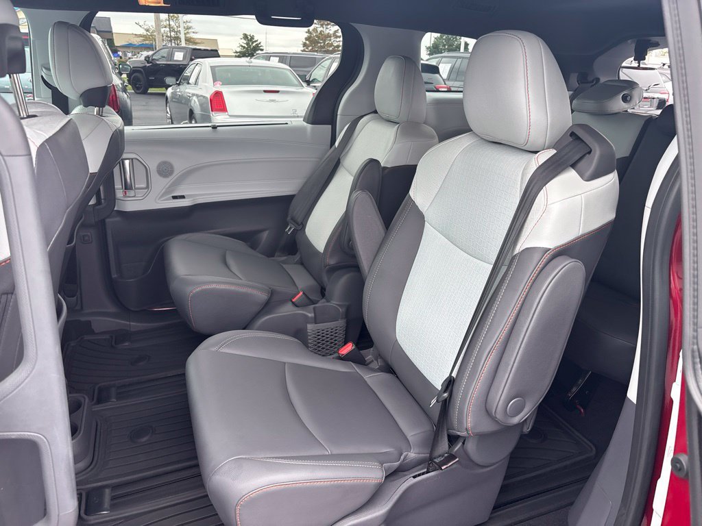 Used 2021 Toyota Sienna XSE FWD image 24