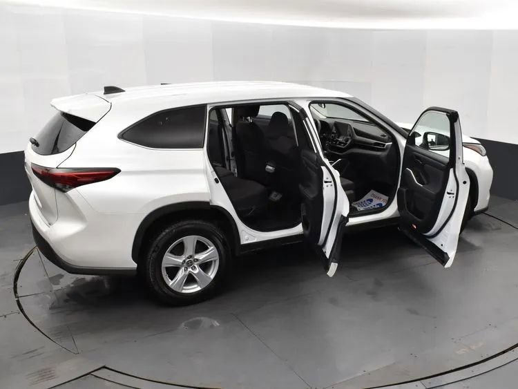 Used 2023 Toyota Highlander LE FWD image 5