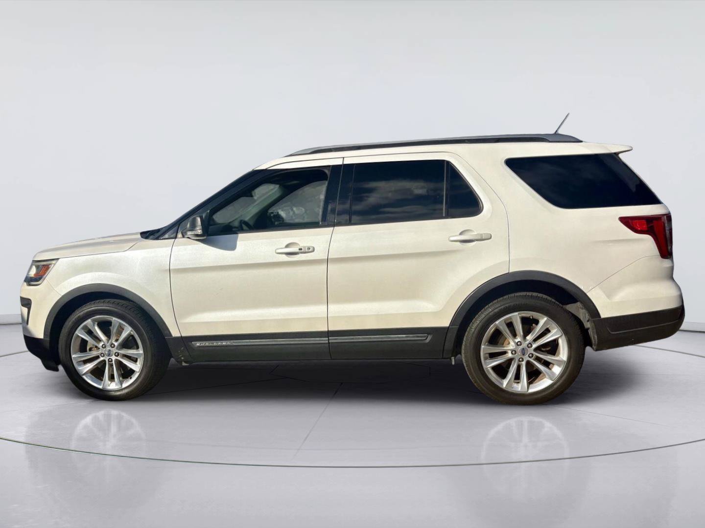 Used 2019 Ford Explorer XLT w/ Equipment Group 202A FWD image 6