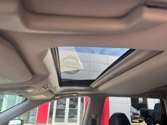 Used 2019 Nissan Pathfinder SL AWD/4WD image 2