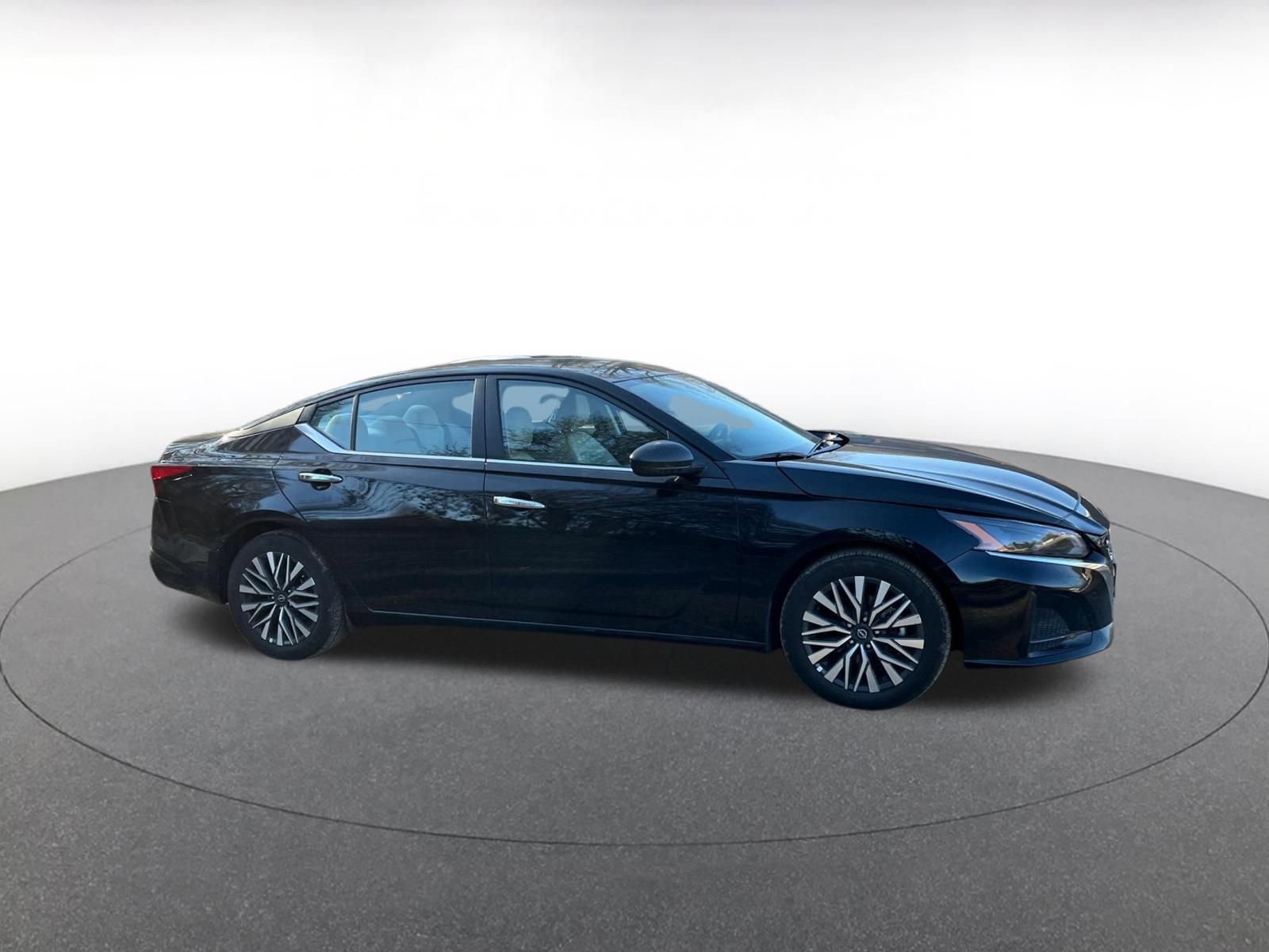 Used 2025 Nissan Altima 2.5 SV image 3