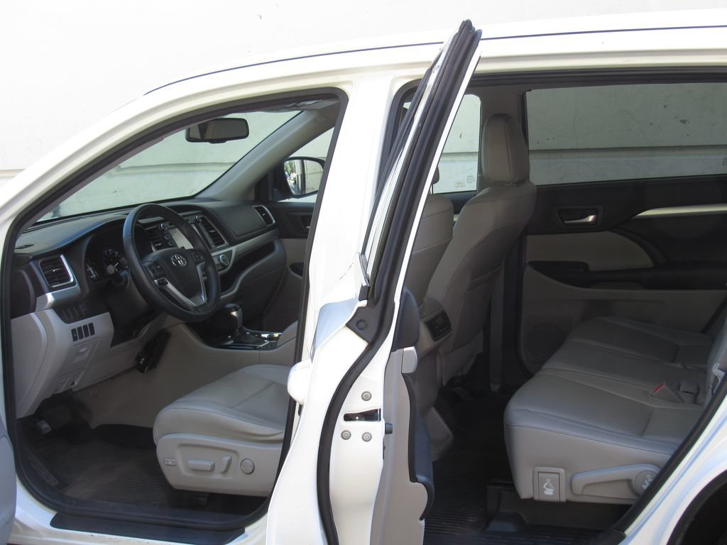 Certified 2016 Toyota Highlander XLE AWD/4WD image 13