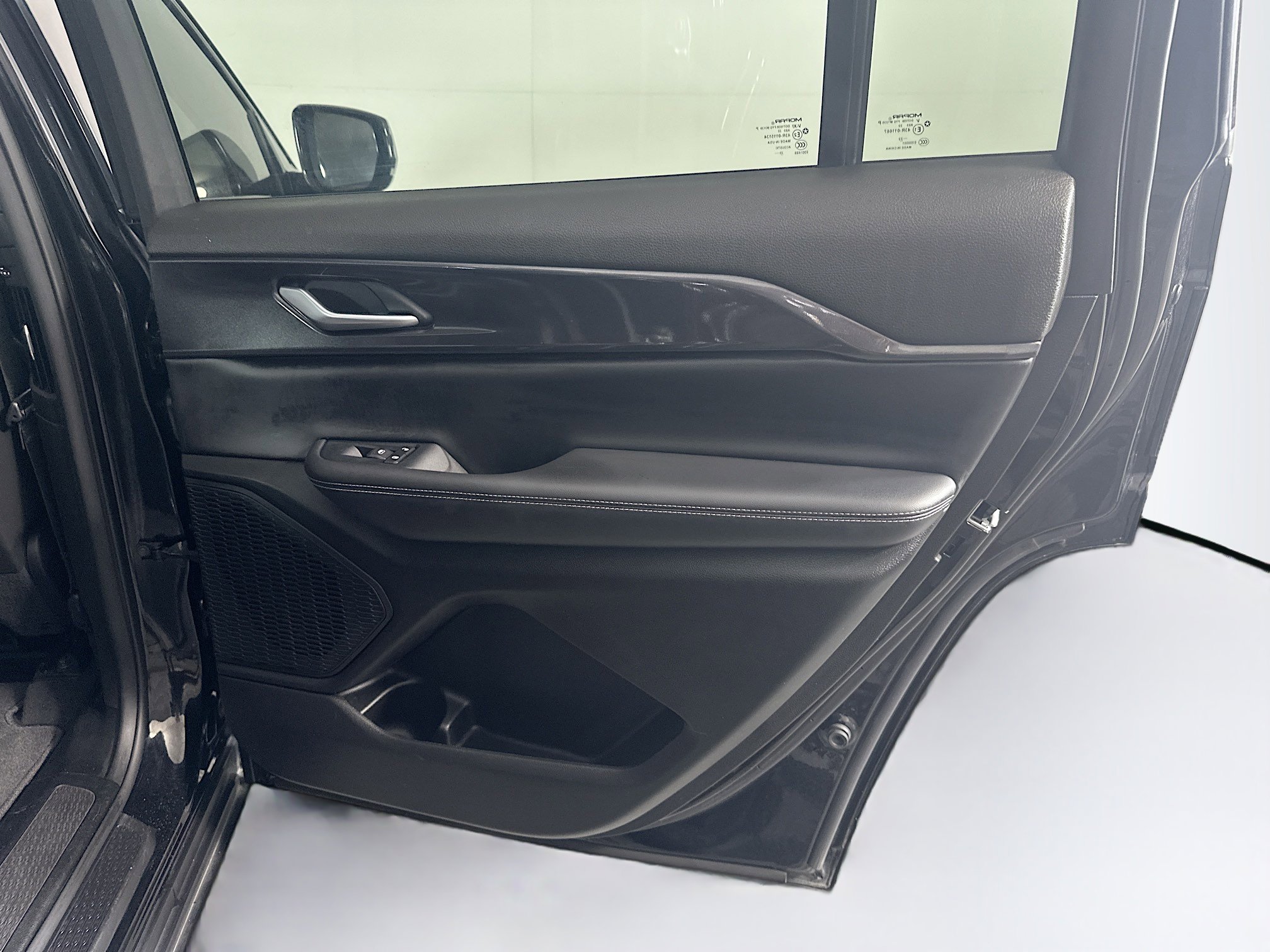 Used 2023 Jeep Grand Cherokee L Laredo image 33