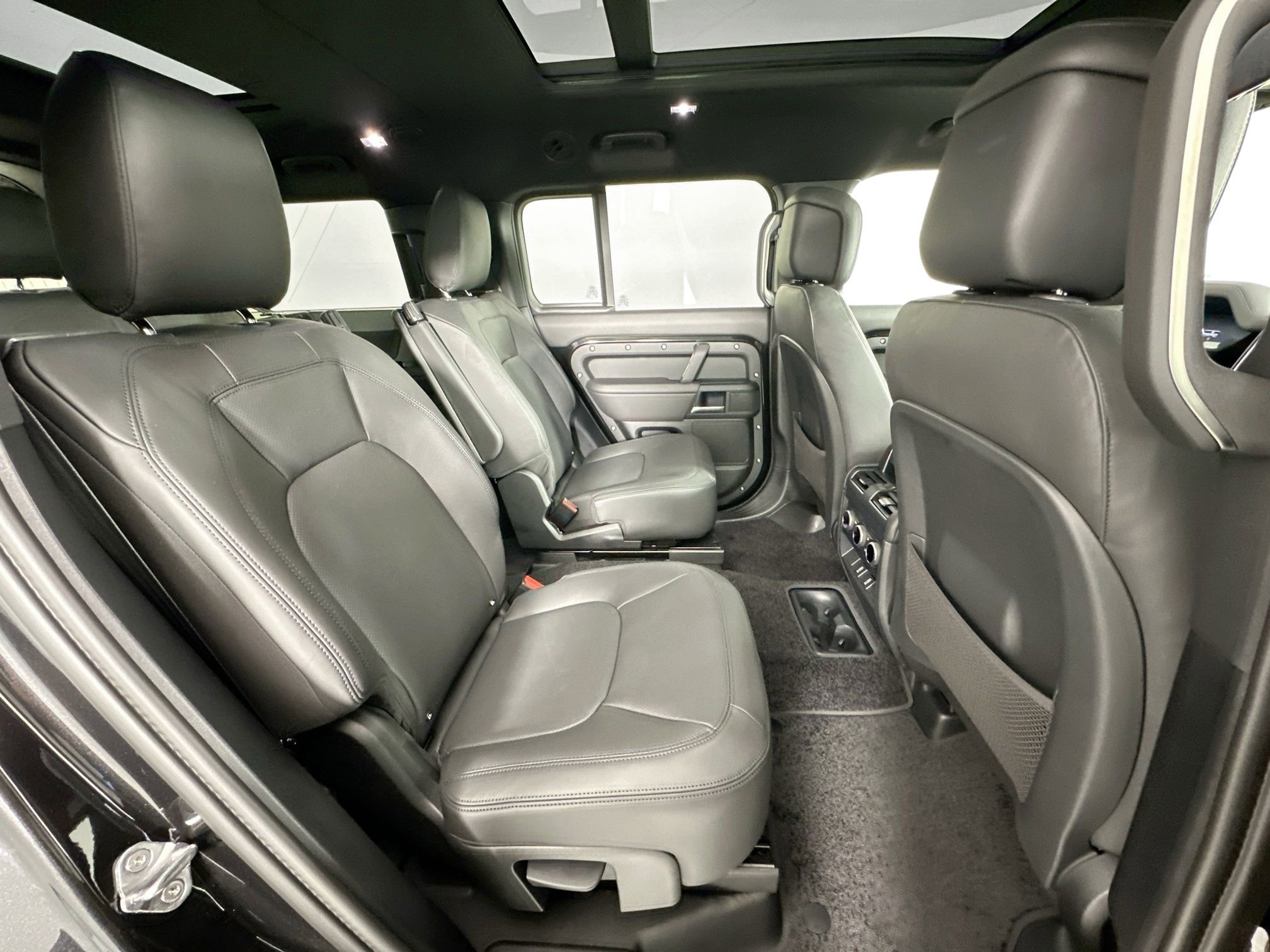 Used 2026 Land Rover Defender 130 X-Dynamic SE image 25