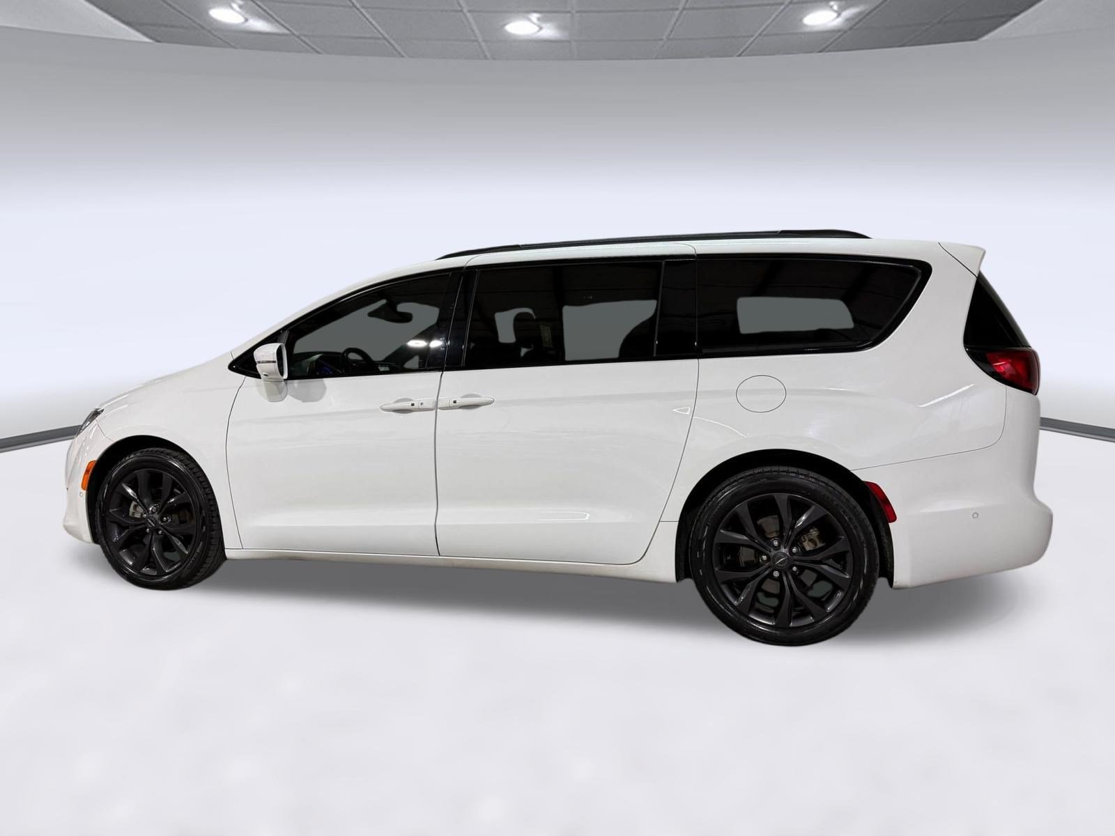 Used 2020 Chrysler Pacifica Limited w/ Quick Order Package 27H Red S FWD image 2