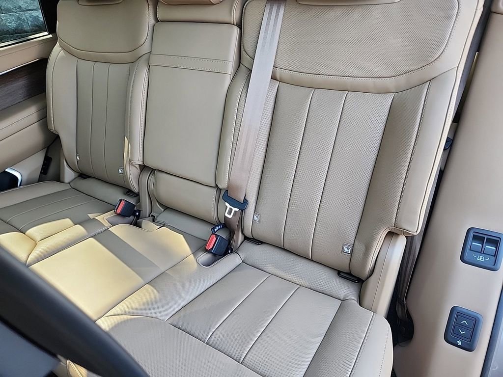 Used 2025 Land Rover Range Rover Long Wheelbase SE image 25