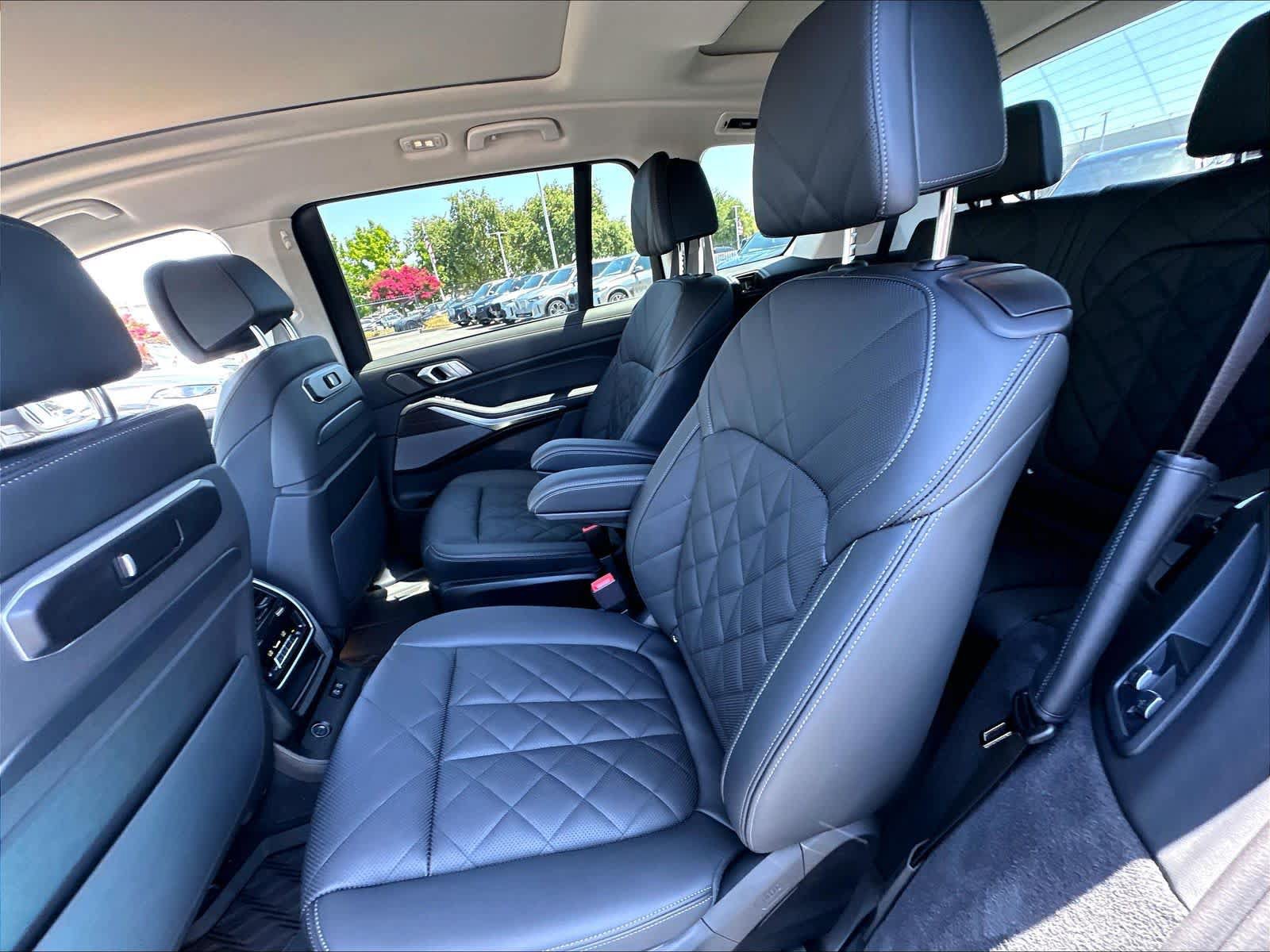Used 2025 BMW X7 xDrive40i w/ Premium Package AWD/4WD image 24