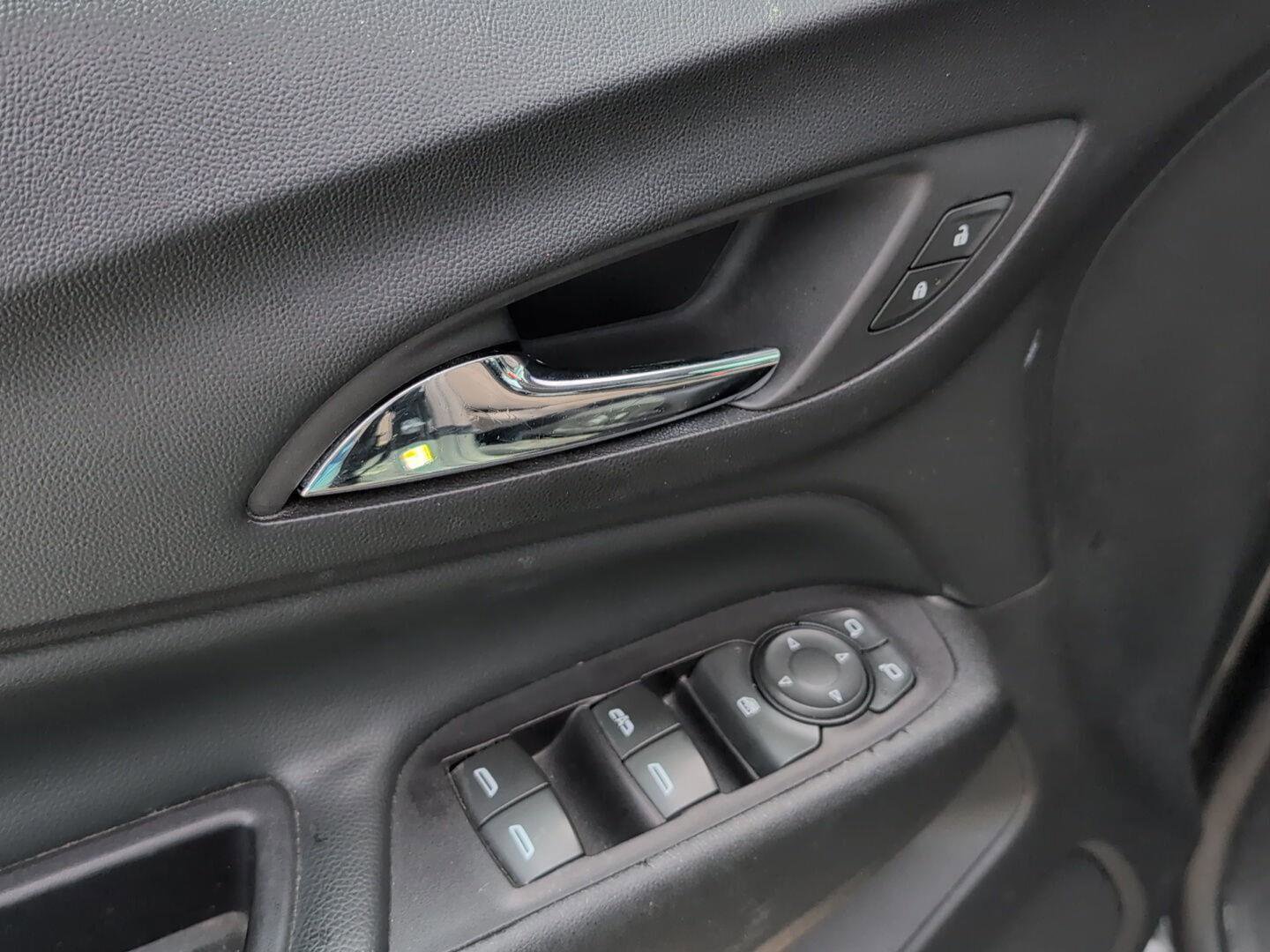 Used 2018 Chevrolet Equinox LT FWD image 19