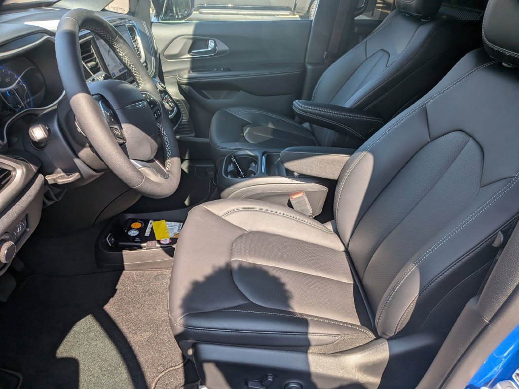 New 2027 Chrysler Pacifica Select FWD image 15