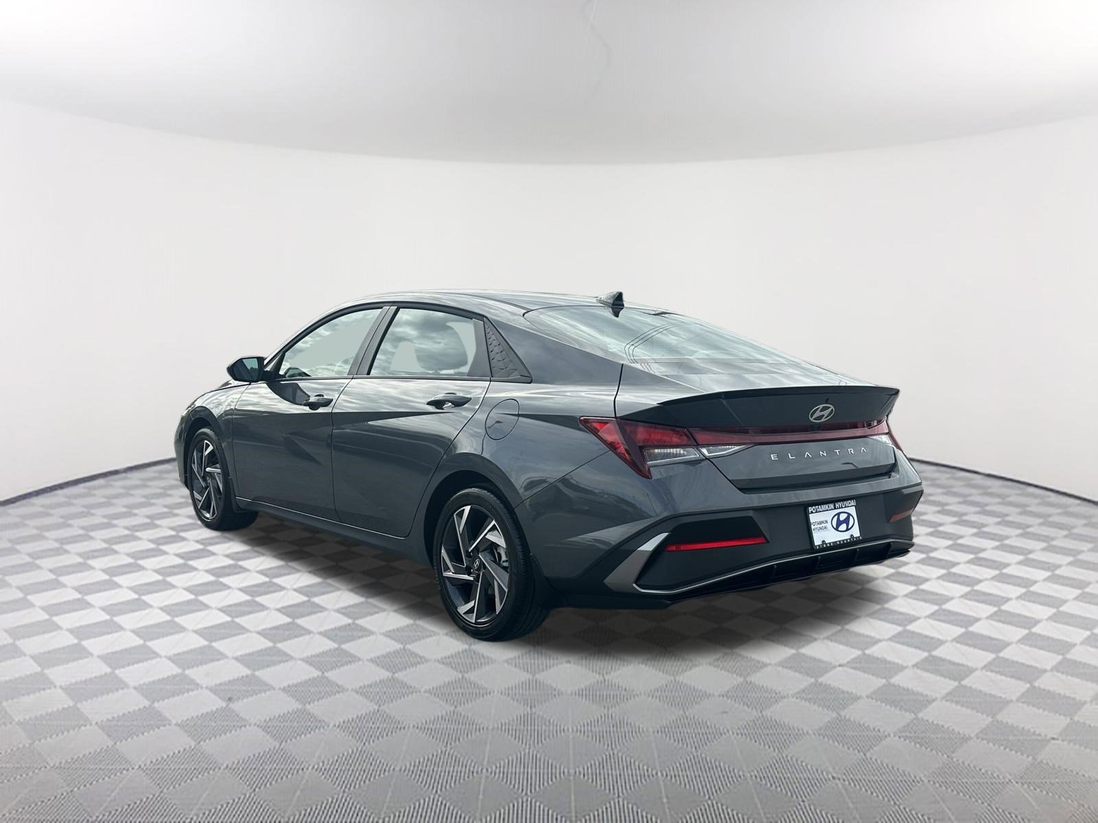 Used 2025 Hyundai Elantra Sport FWD image 9