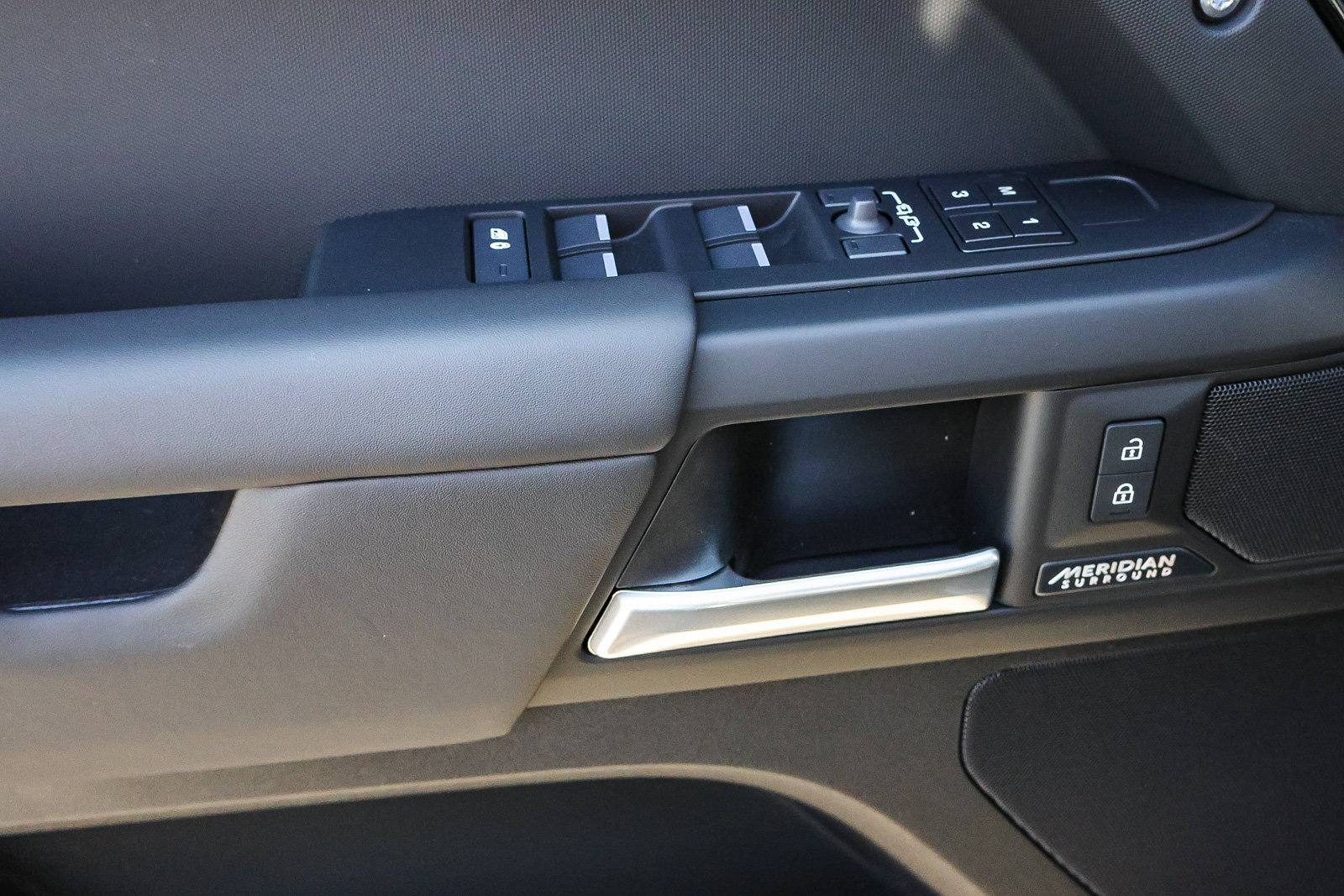 New 2026 Land Rover Defender 130 X-Dynamic SE AWD/4WD image 24
