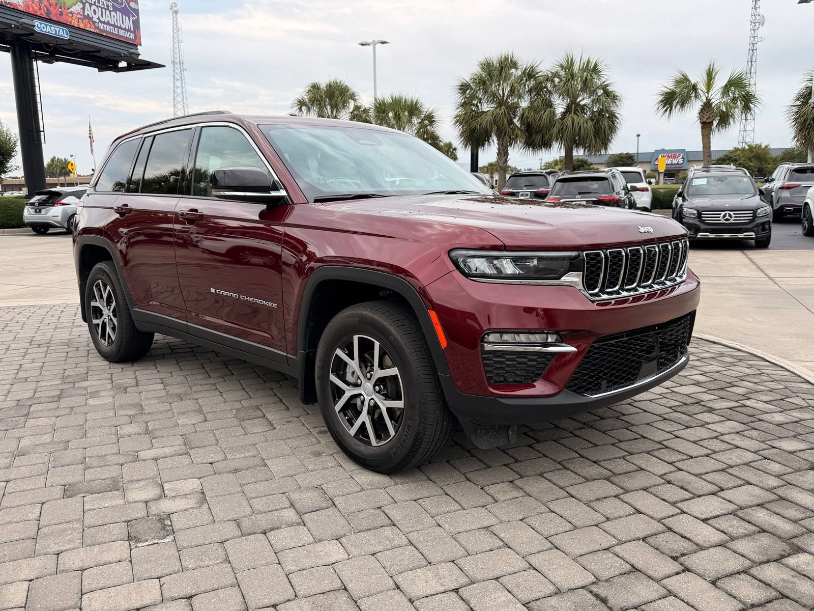 Used 2024 Jeep Grand Cherokee Limited w/ Luxury Tech Group II AWD/4WD image 7