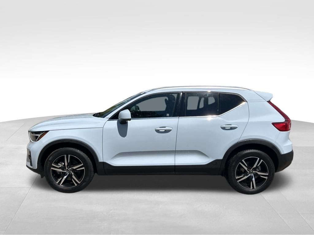 Used 2025 Volvo XC40 B5 Core AWD/4WD image 2