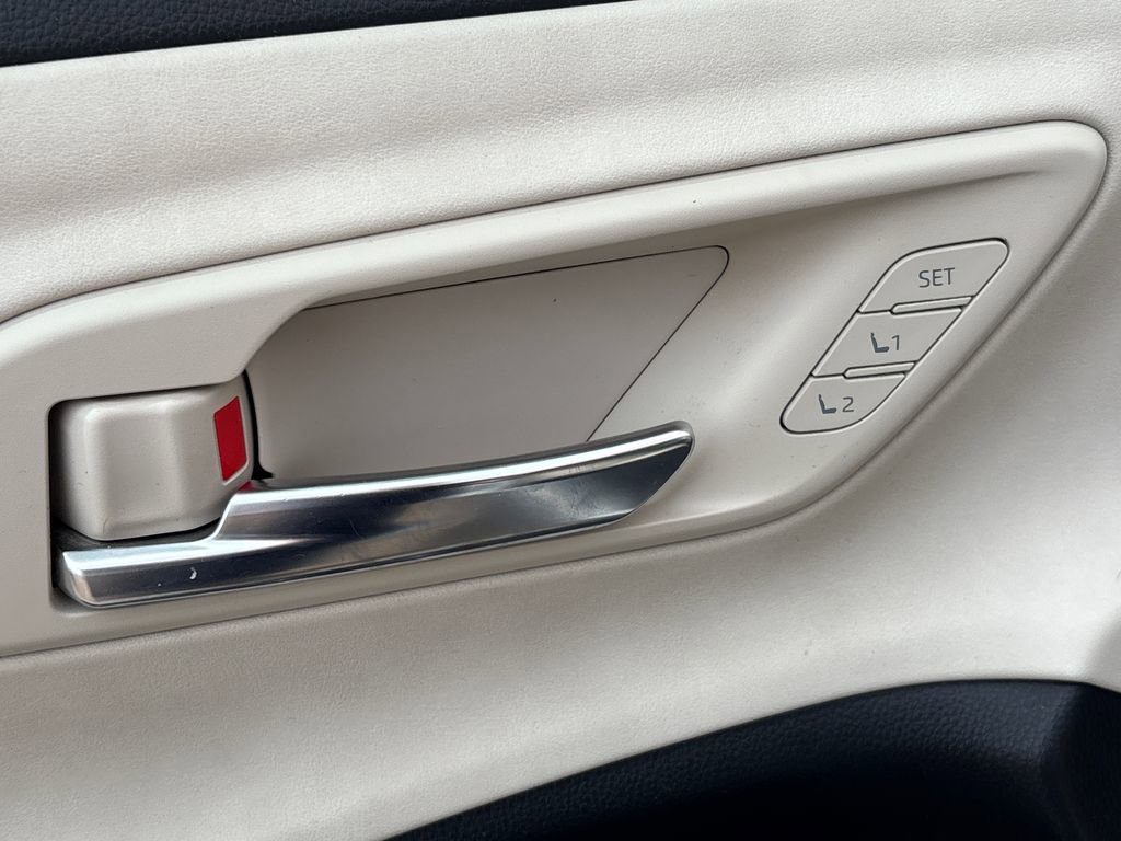 Used 2023 Toyota Crown Limited image 16