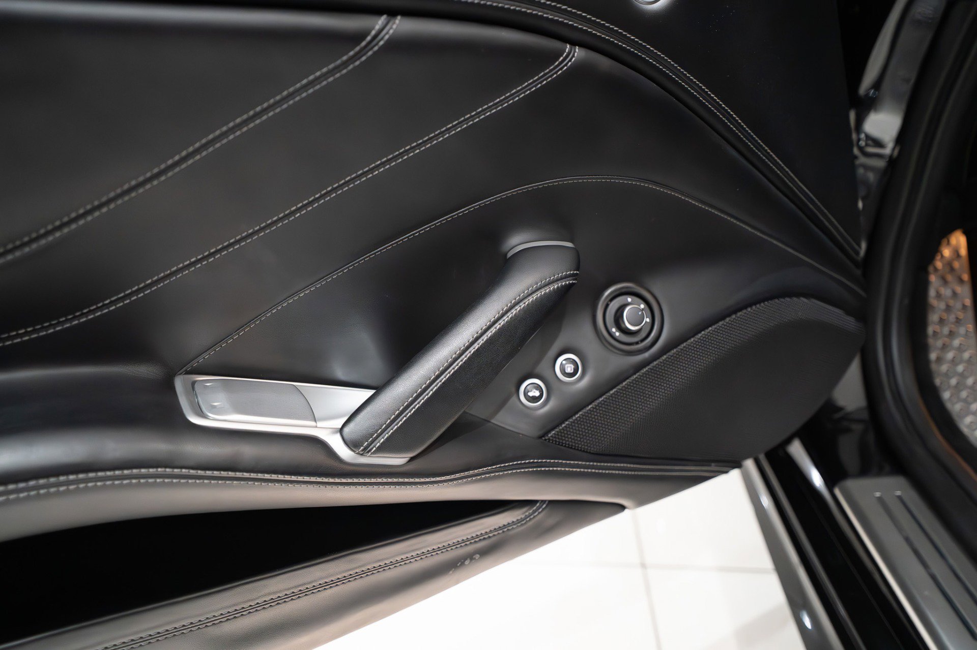 Used 2015 Ferrari California T image 6