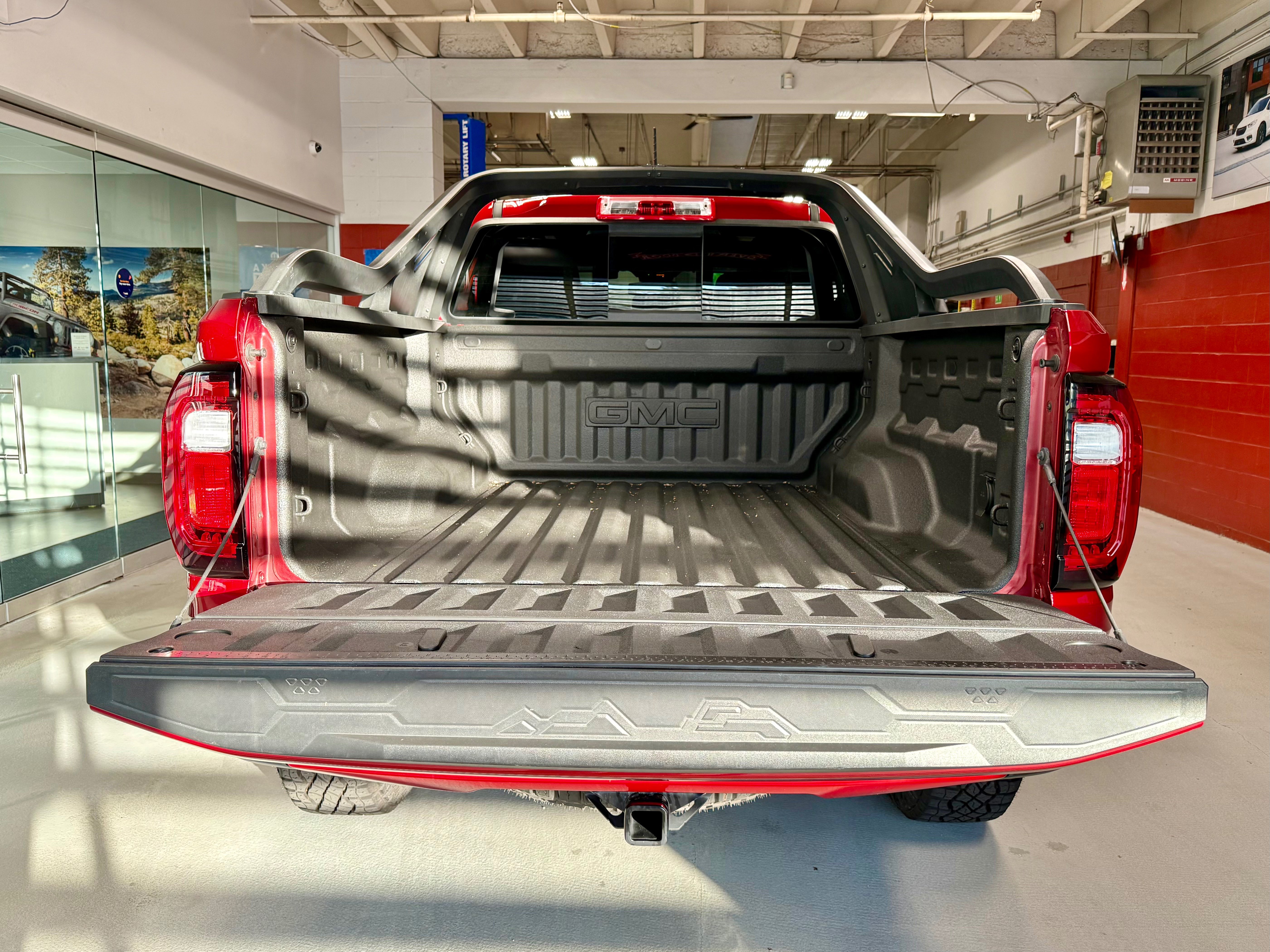 Used 2025 GMC Canyon AT4 w/ AT4X Package AWD/4WD image 9