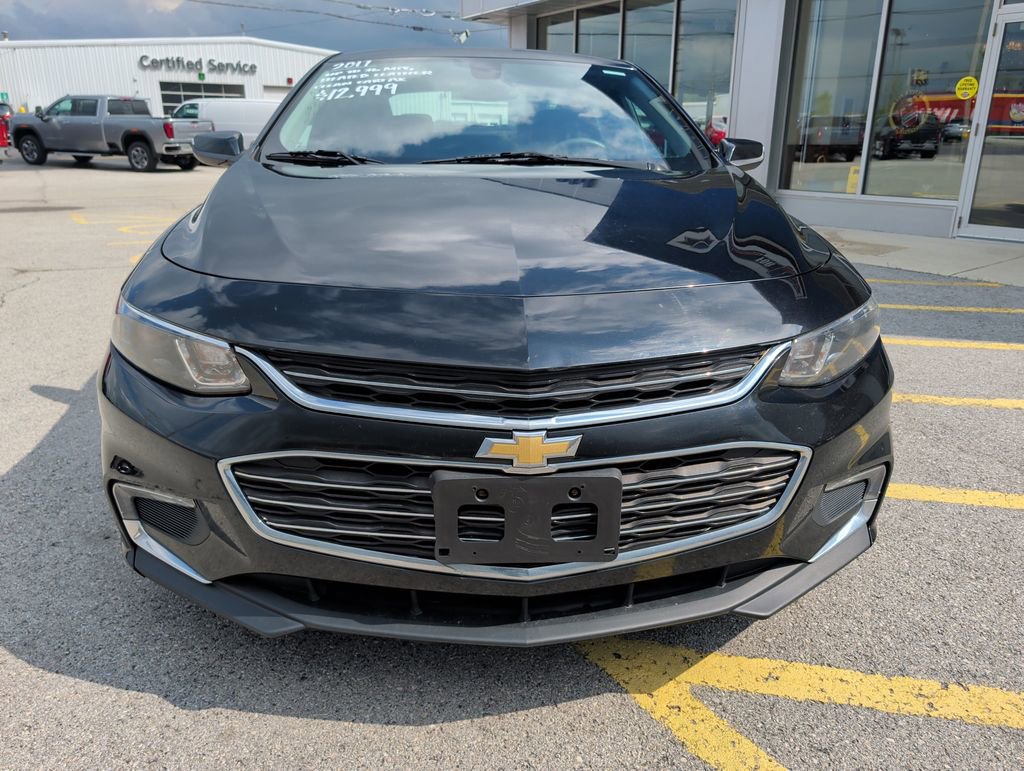 Used 2017 Chevrolet Malibu LT w/ Leather Package FWD image 2