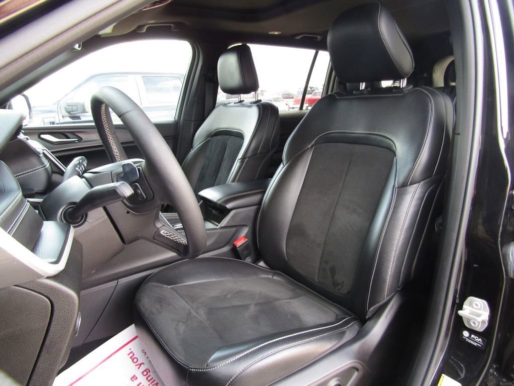 Used 2024 Jeep Grand Cherokee L Altitude AWD/4WD image 21