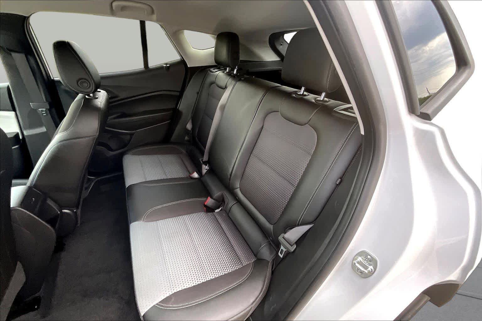 Used 2025 Chevrolet Trax LT w/ LT Convenience Package FWD image 20