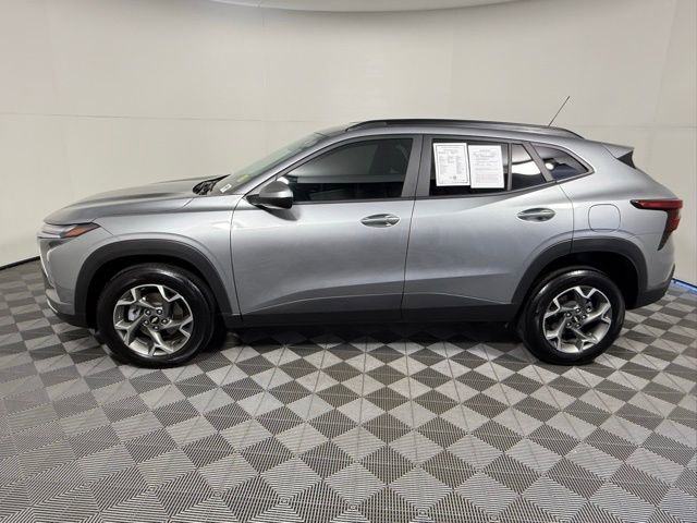 Used 2025 Chevrolet Trax LT w/ LT Convenience Package image 3