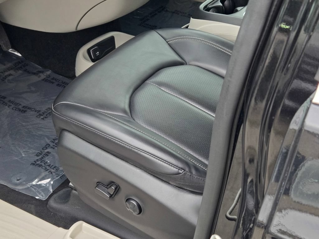 Used 2023 Chrysler Pacifica Touring-L FWD image 32
