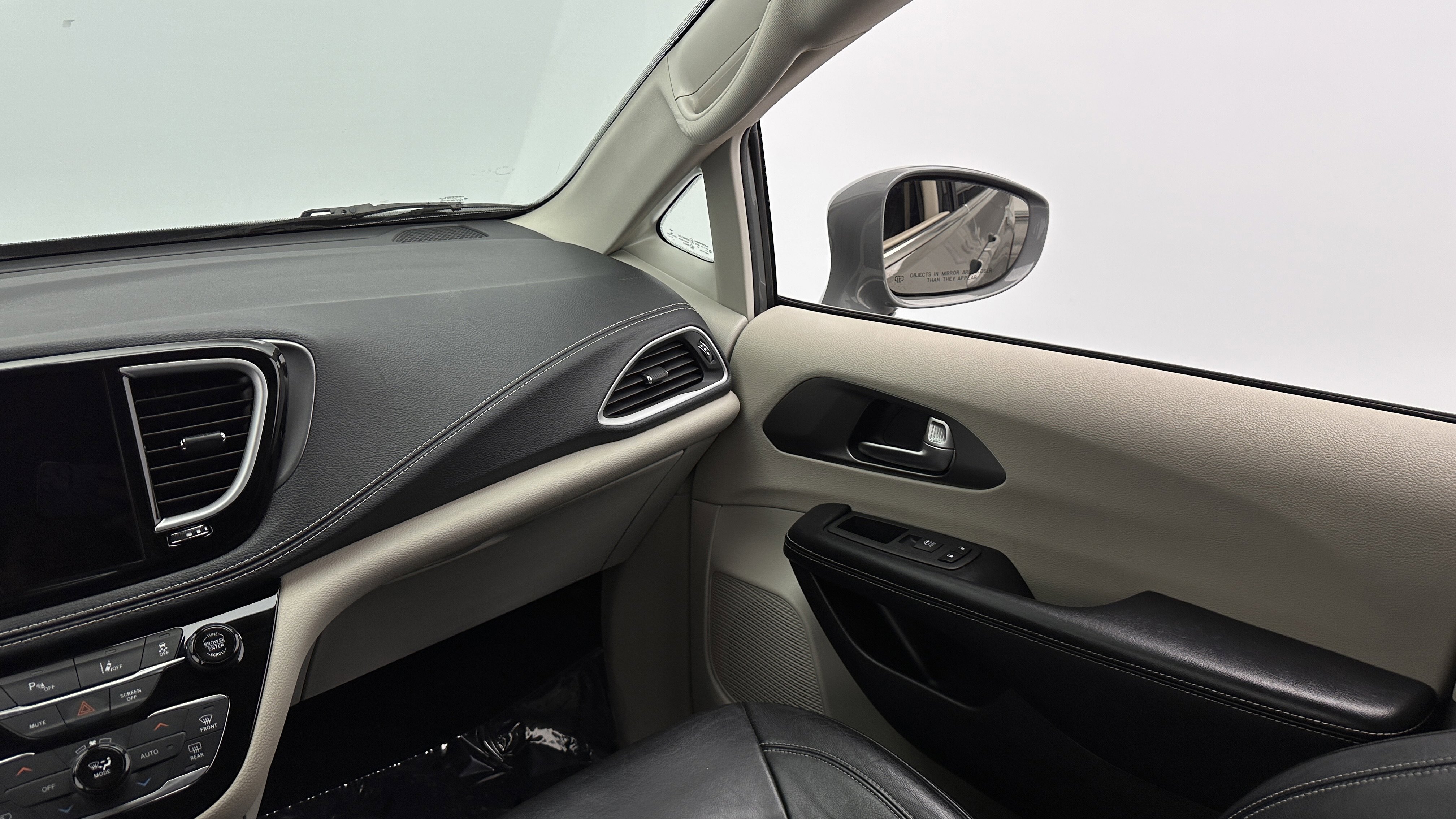 Used 2022 Chrysler Pacifica Touring-L w/ Uconnect Theater Family Group FWD image 30