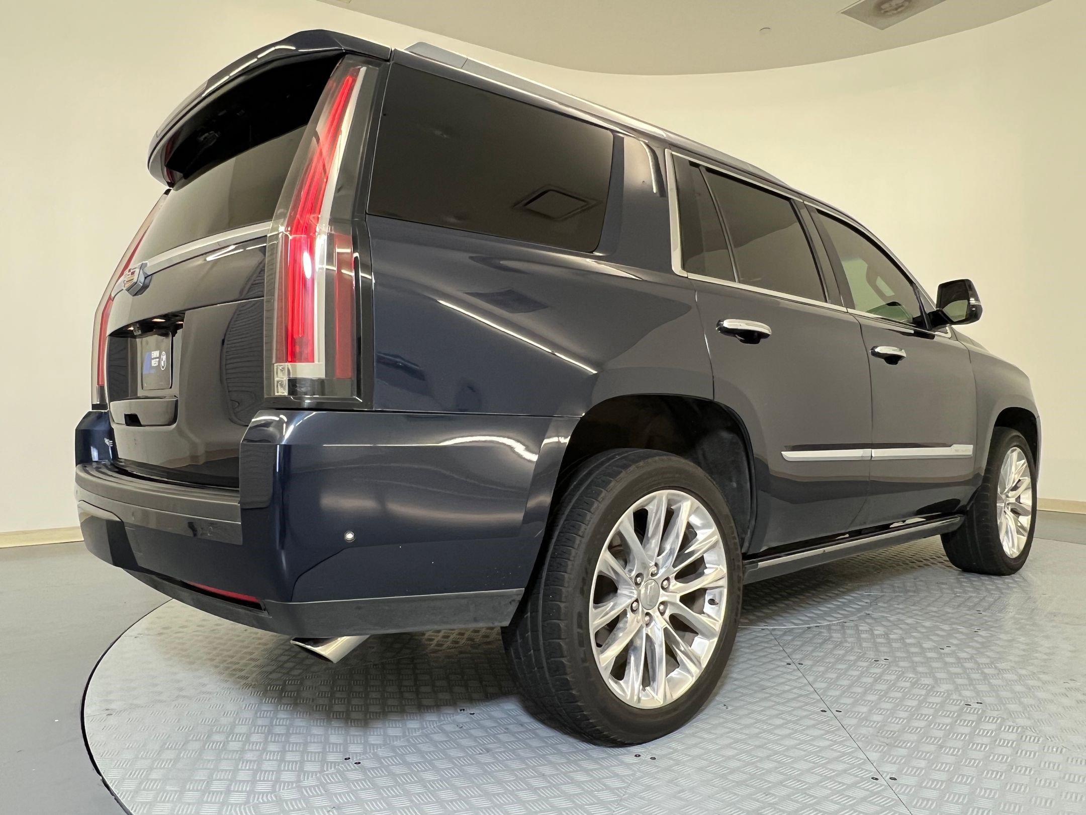 Used 2018 Cadillac Escalade Premium Luxury image 8