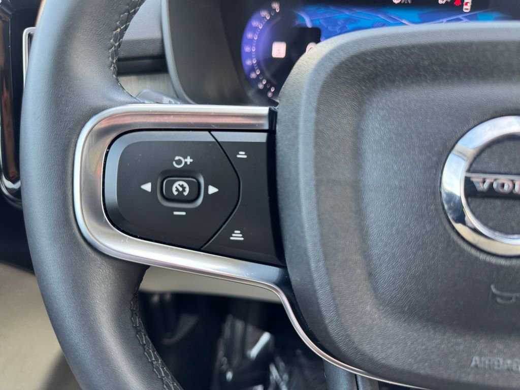 Certified 2023 Volvo XC40 B5 Ultimate w/ Protection Package Premier image 16