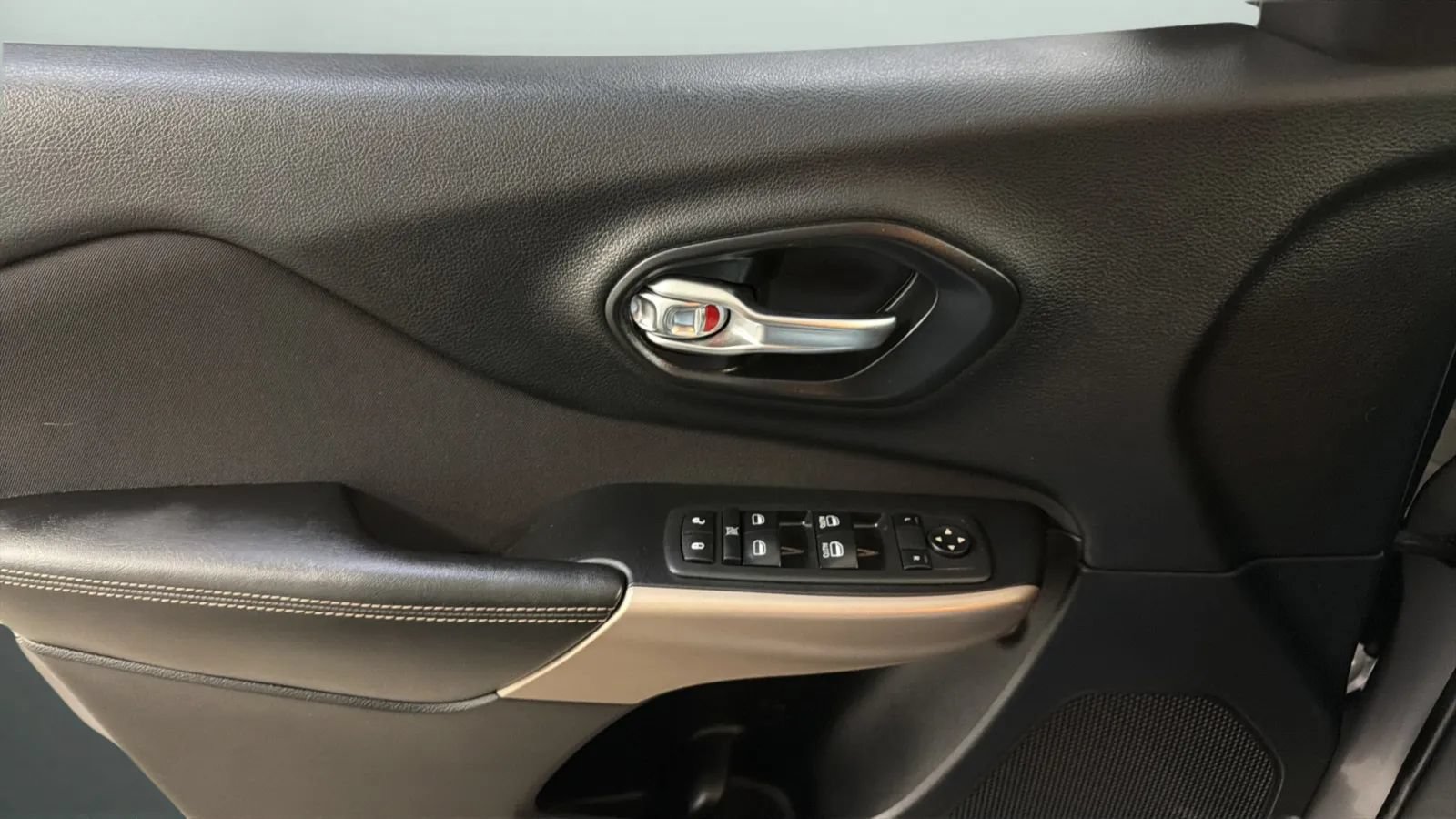 Used 2017 Jeep Cherokee Latitude FWD image 16